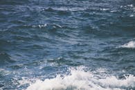 迷人的海浪景观，展现了大自然的海景之美