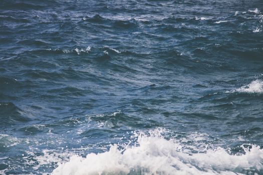 迷人的海浪景观，展现了大自然的海景之美