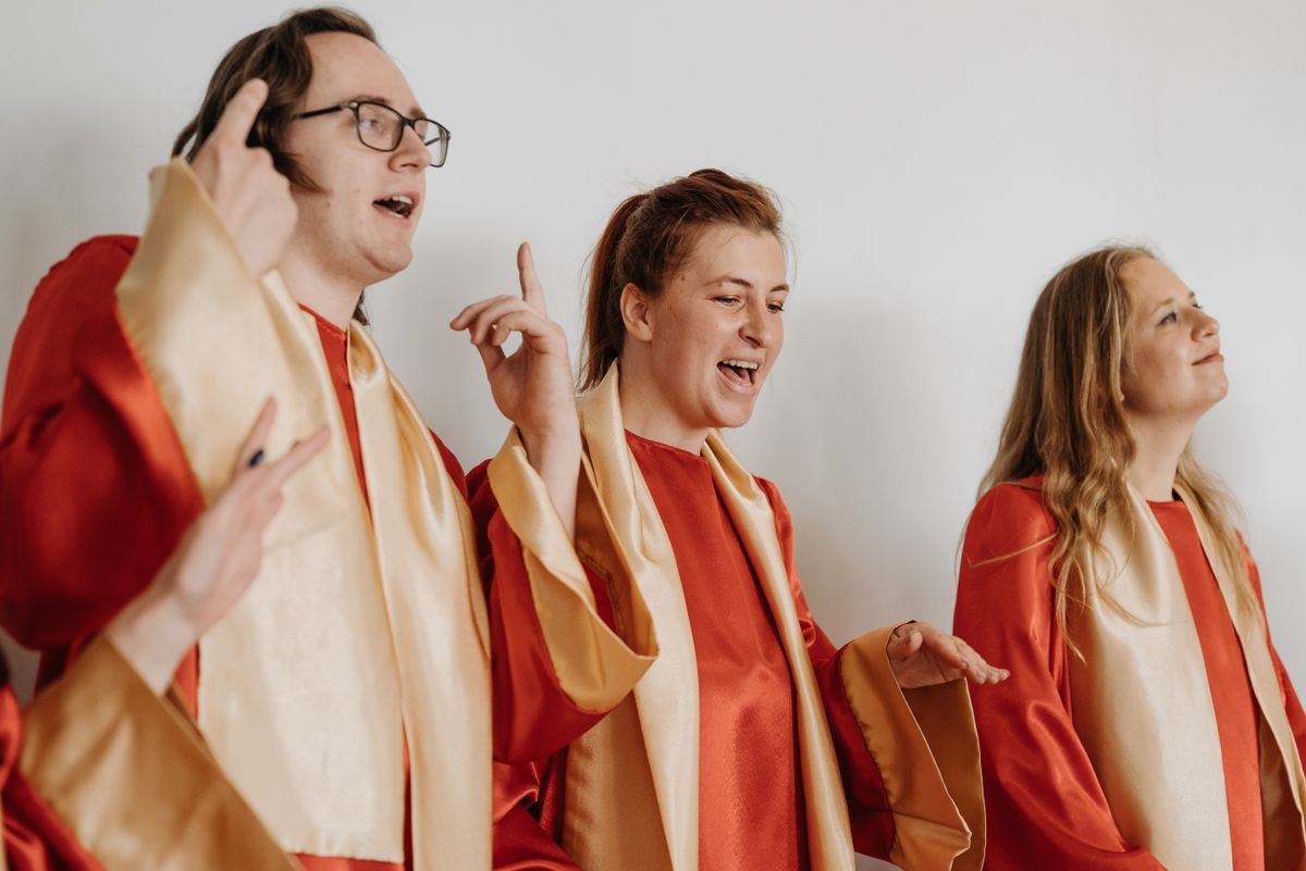 Chanteurs en tenue de chœur
