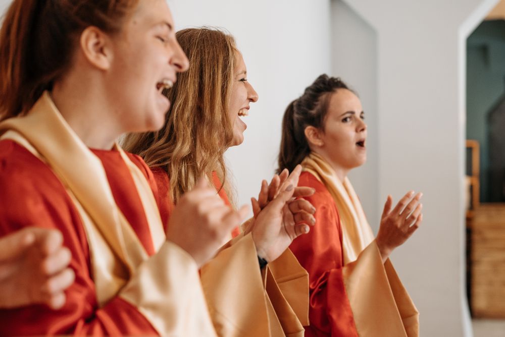 Femmes en tenue de chorale chantant