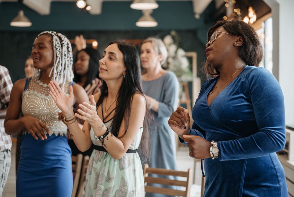 Groupe de femmes chantant ensemble