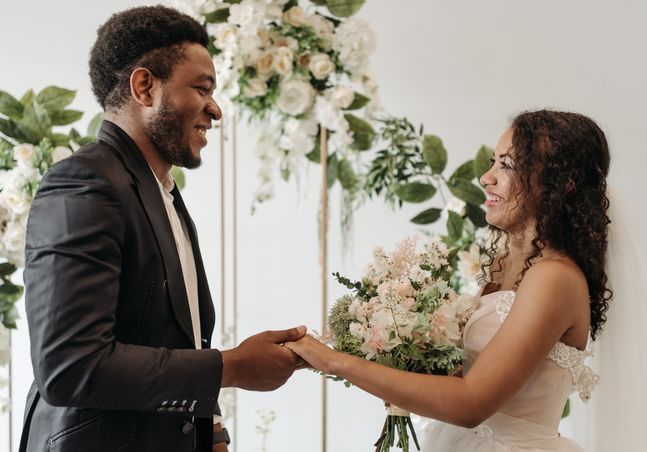 Online dating: starting a conversation on a niche platform