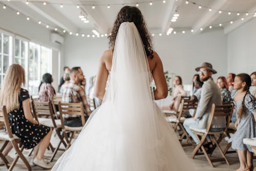 Fotos de stock gratuitas de adentro, Boda, de espaldas