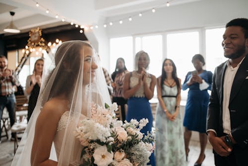 Frau Im Weißen Hochzeitskleid, Das Blumenstrauß Hält