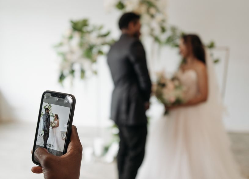 Online dating: starting a conversation on a niche platform
