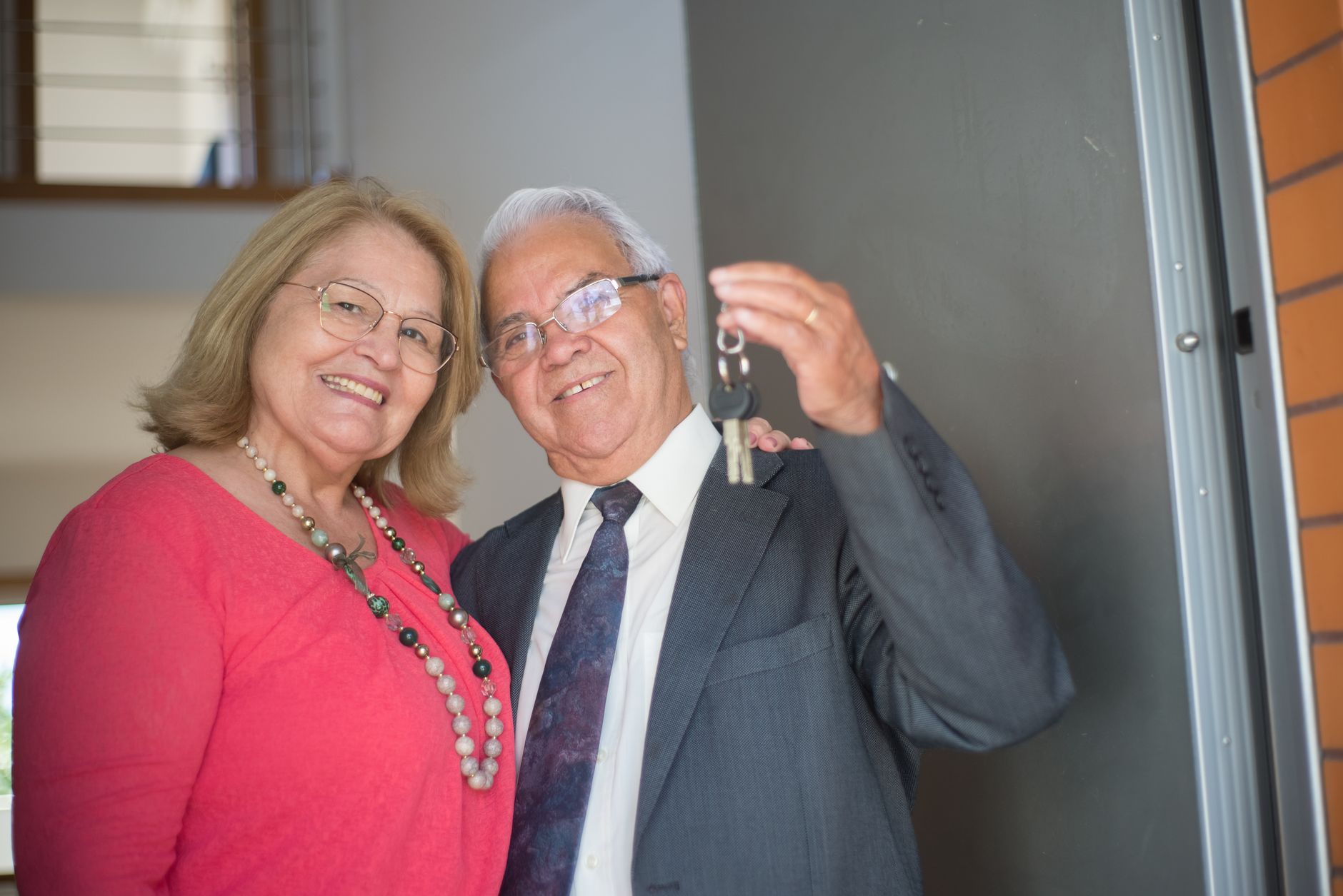 운전자보험 개정 이후, 기존 가입자는 무엇이 달라지나 6 Elderly couple happily holding keys, symbolizing new homeownership.