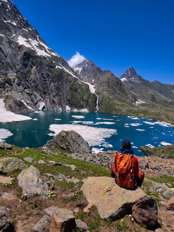 Безкоштовне стокове фото на тему «альпініст, гірське озеро, гора»