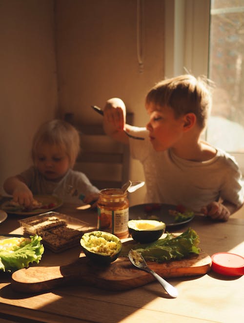 Gratis stockfoto met aan tafel, blond haar, broers en zussen