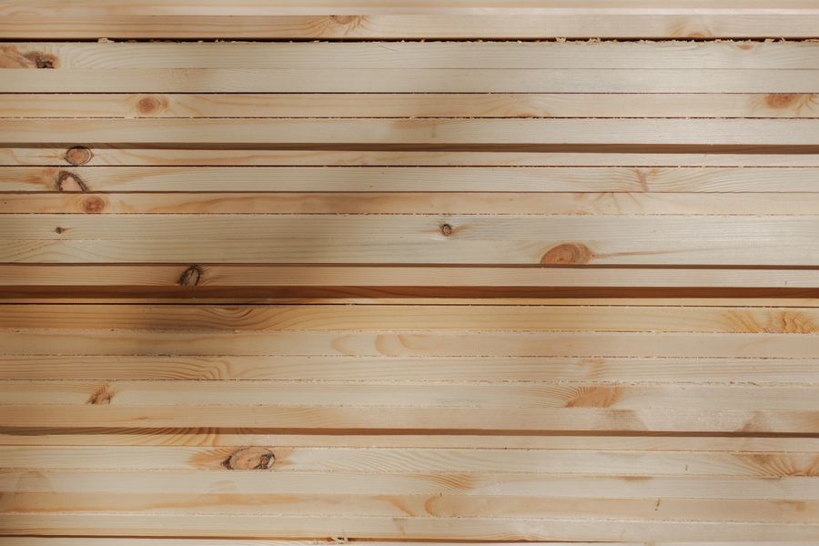 Gros plan sur des planches de bois empilées