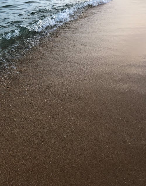Foto profissional grátis de à beira-mar, água, areia