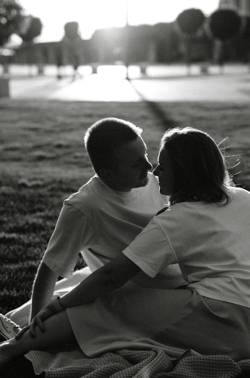 Free Black and White Photo of a Couple Kissing Stock Photo