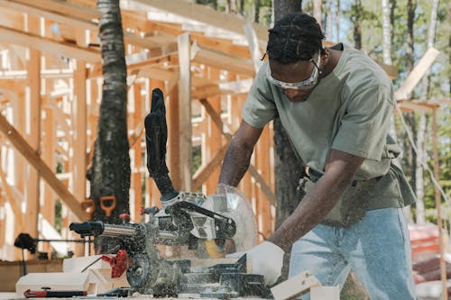 Ilmainen kuvapankkikuva tunnisteilla afroamerikkalainen mies, leikkaaminen, puu