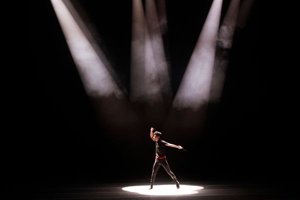 Dançarino sob luz de palco
