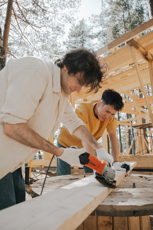 Foto profissional grátis de @exterior, ajudando, carpintaria