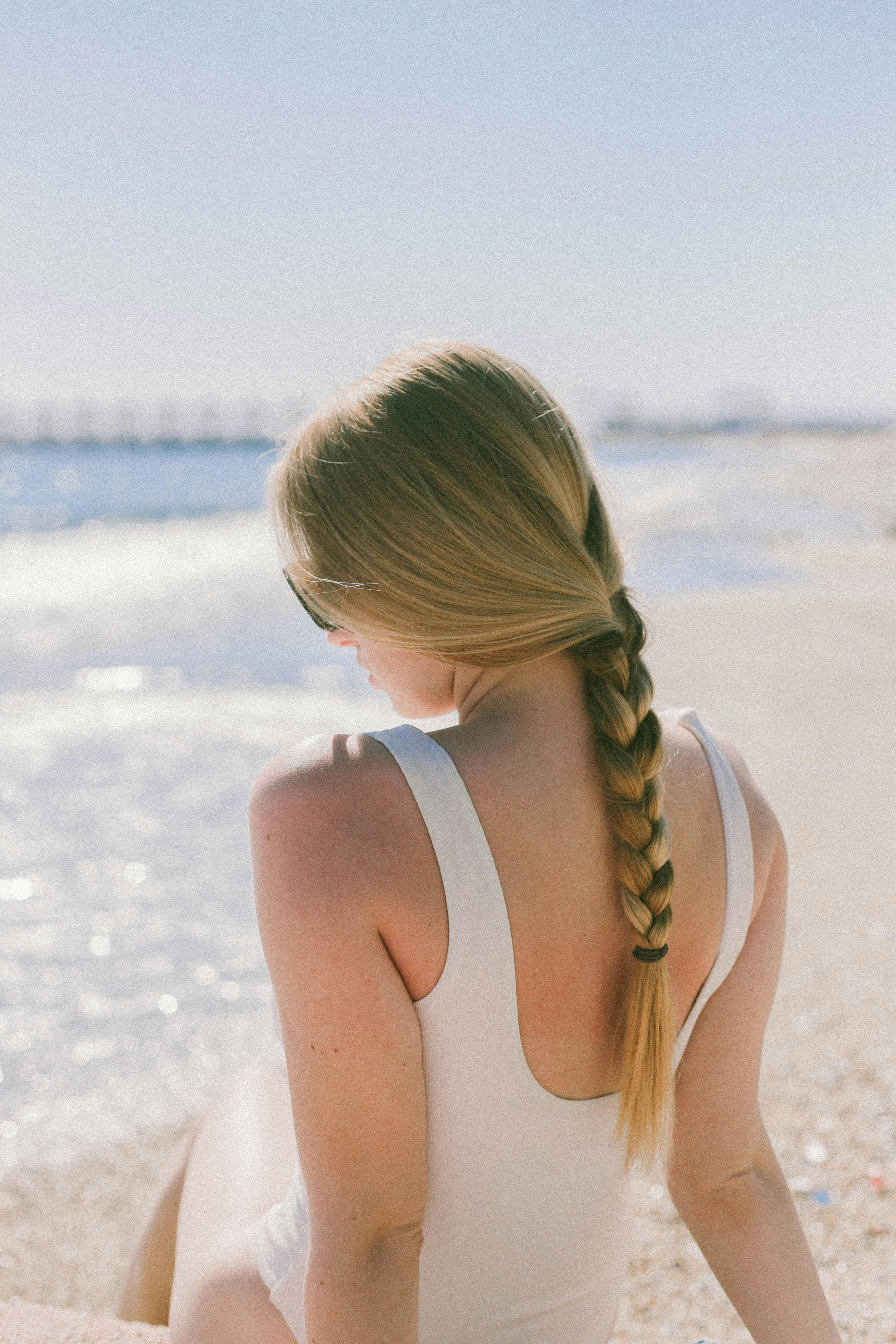 Foto de stock gratuita sobre arena, chica guapa, costa, de espaldas, mar,  mujer, oceano, ocio, pelo trenzado, playa, relajación, sol, tiro vertical,  traje de baño, verano