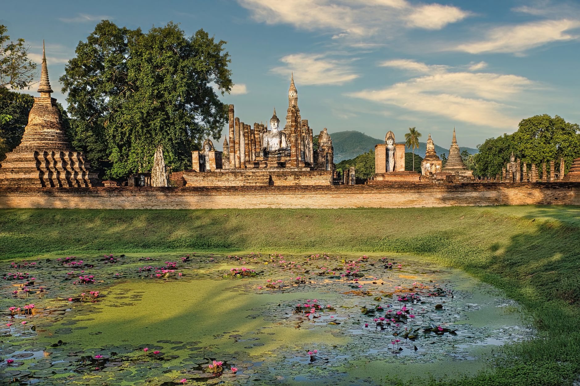 Templo budista con estanque de lotos en Sukhothai, Tailandia