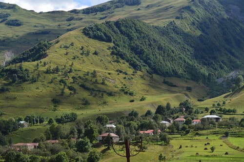 Kostenloses Stock Foto zu berggebiet, berghang, dorf