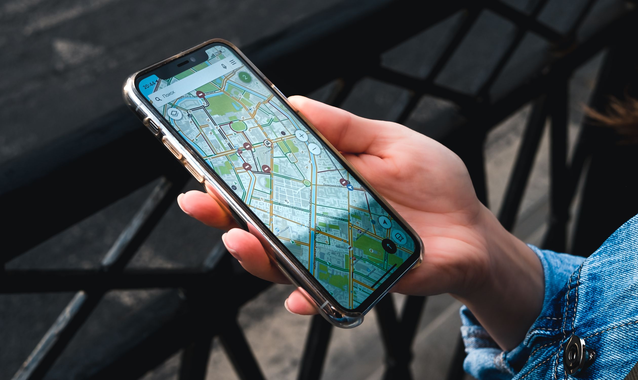 Tunnel d'acquisition local : combiner fiche Google et site web (guide 2026) 1 Recherche locale sur smartphone avec une carte, comme un client cherchant un artisan à Redon ou Savenay