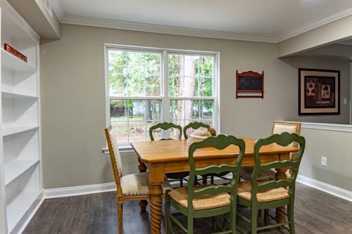 Fotobanka s bezplatnými fotkami na tému domáci interiér, drevené stoličky, jedáleň