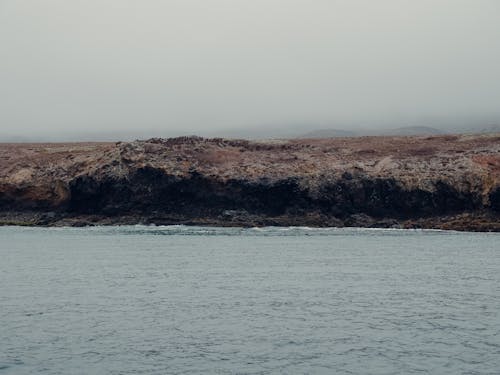 Gratis arkivbilde med bergformasjon, bølger, hav