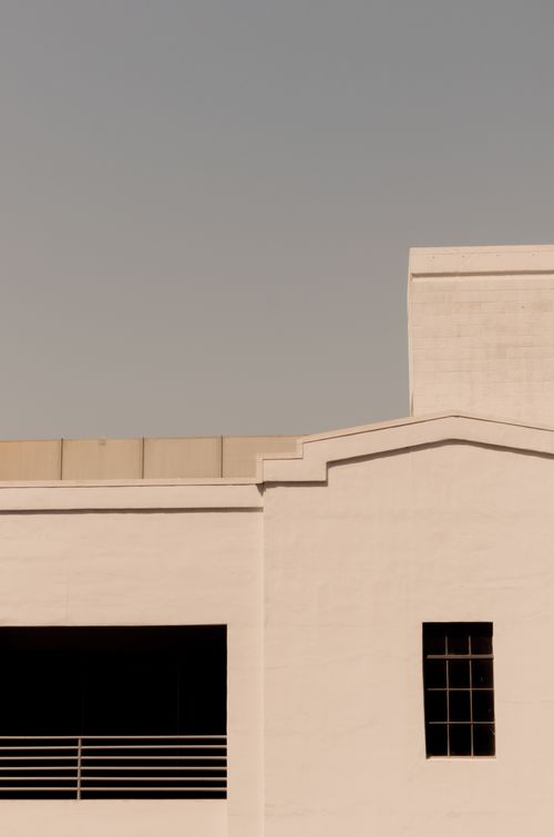 Free Simple geometric white structure against a clear sky, showcasing minimalist architecture. Stock Photo