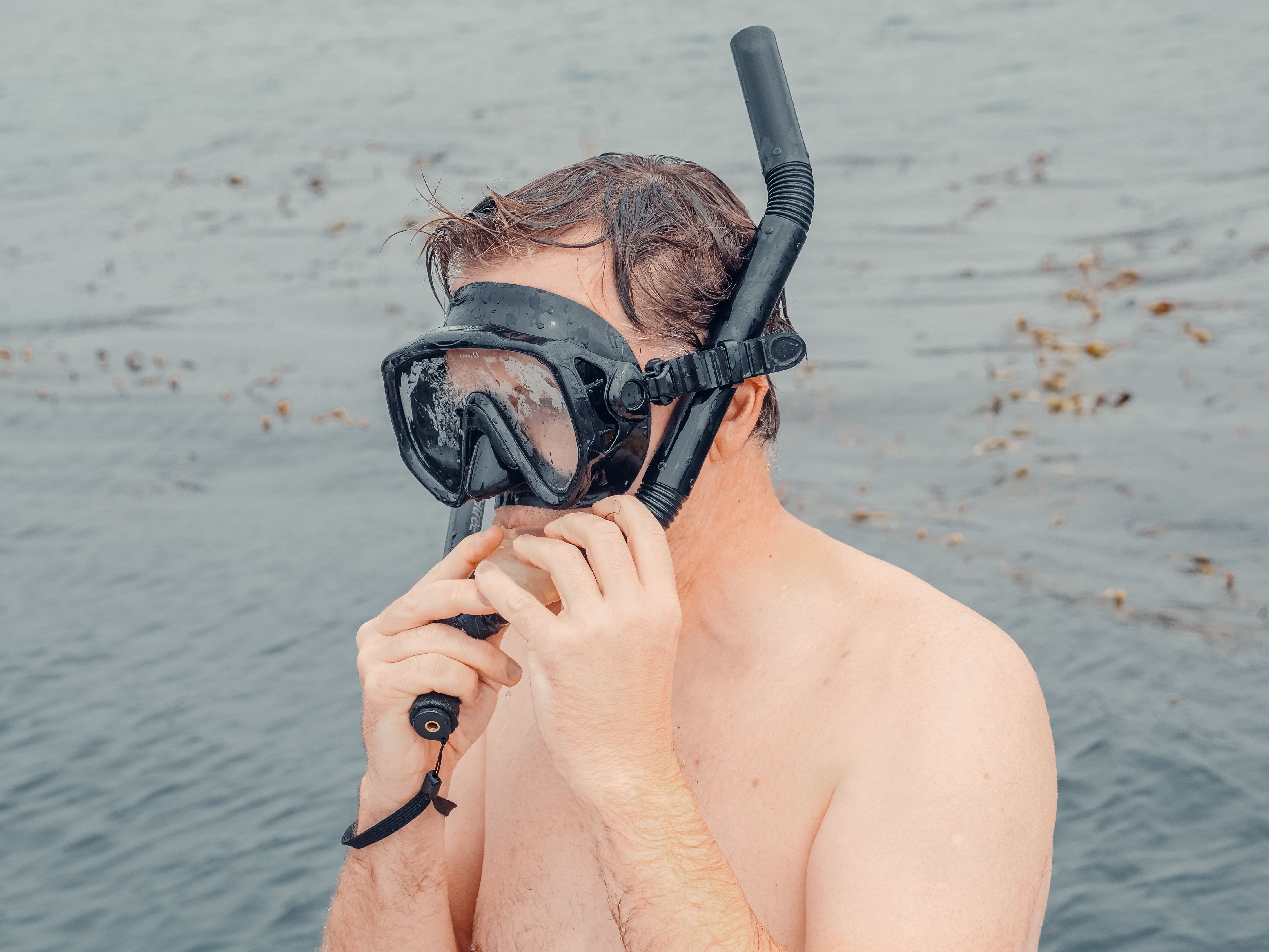 Mann mit Schnorchel und Maske – Ausrüstungstest