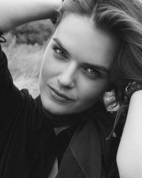 Free Striking black and white portrait of a woman with captivating eyes posing outdoors. Stock Photo