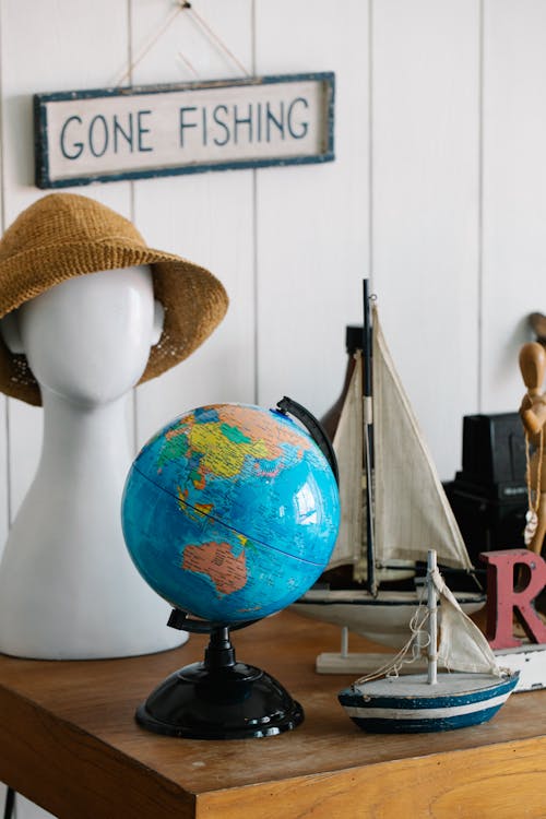 Photos gratuites de bateaux, carte du monde, chapeau de paille