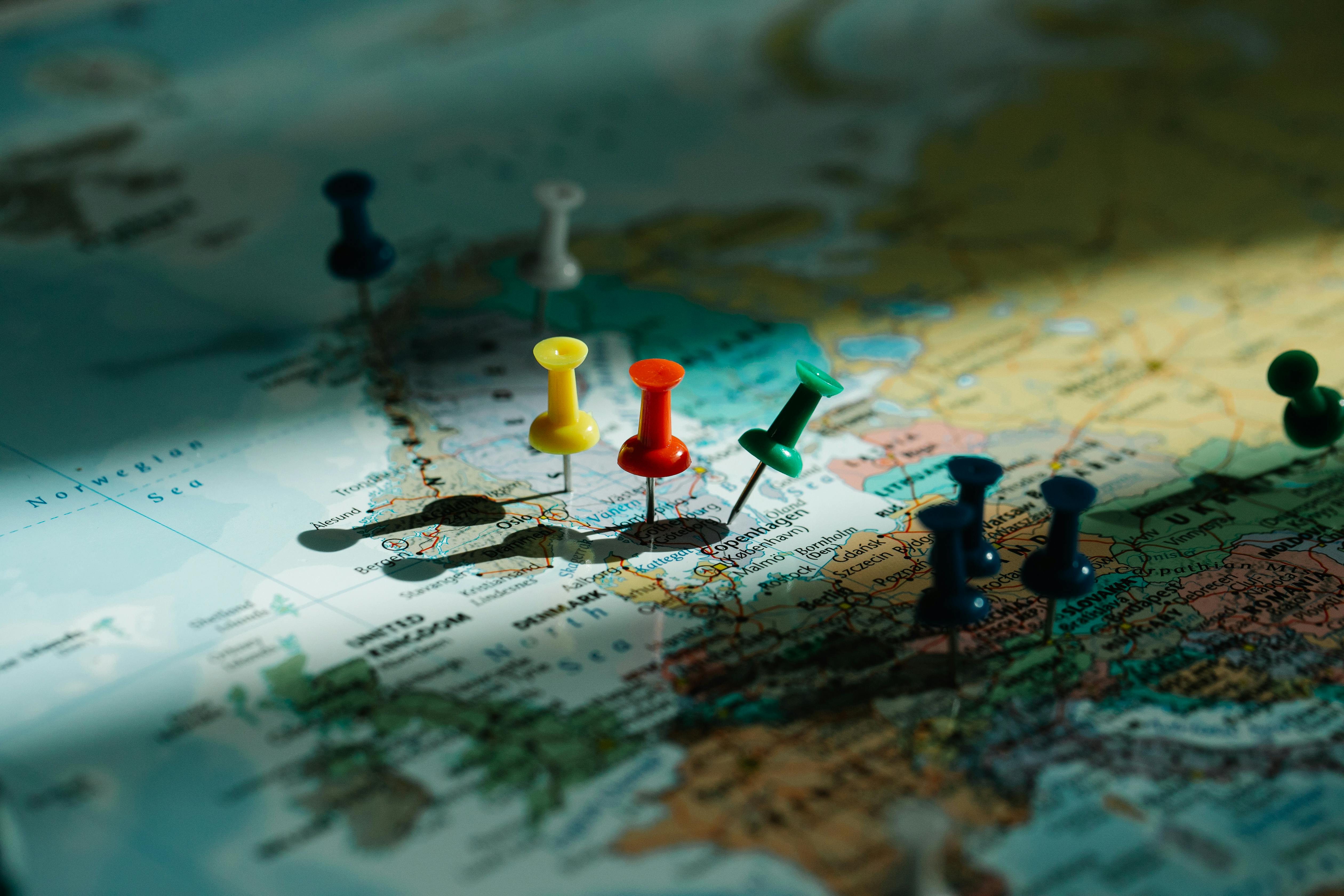 Close-up og Pins in a World Map · Free Stock Photo