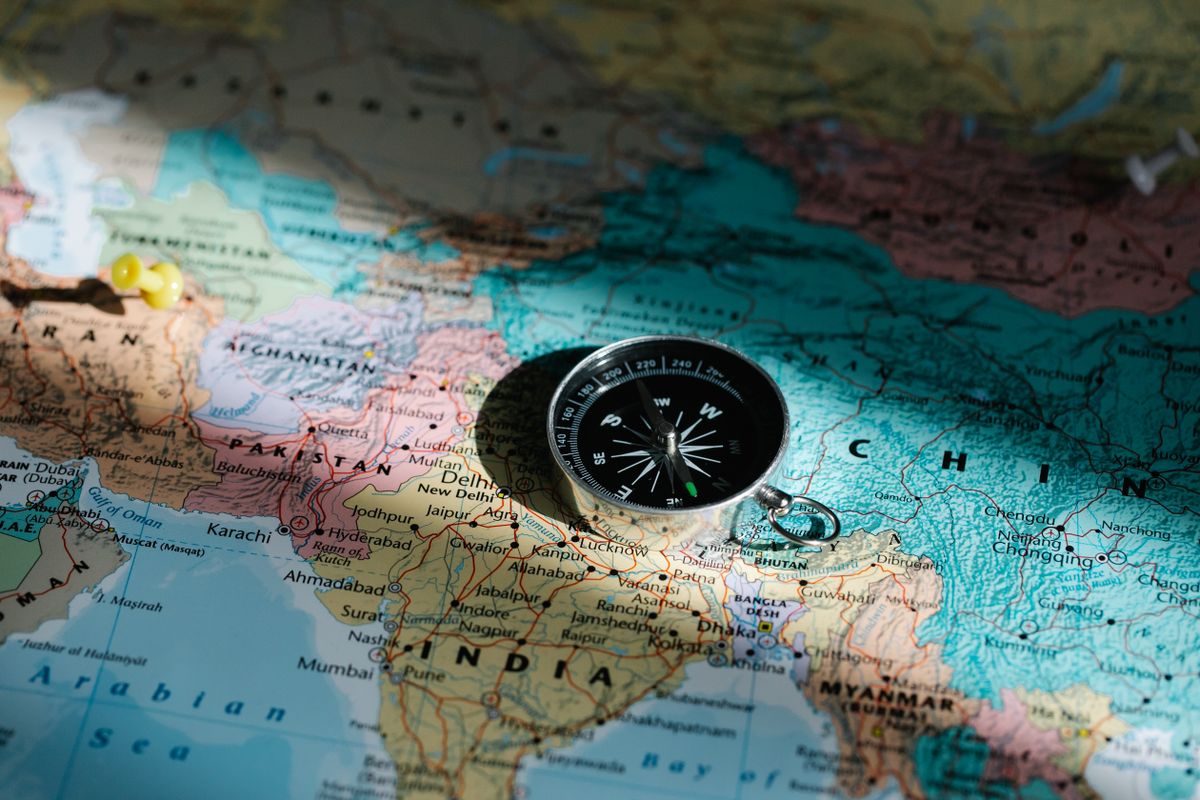 Bussola sobre um mapa-mundi, simbolizando direcao estrategica