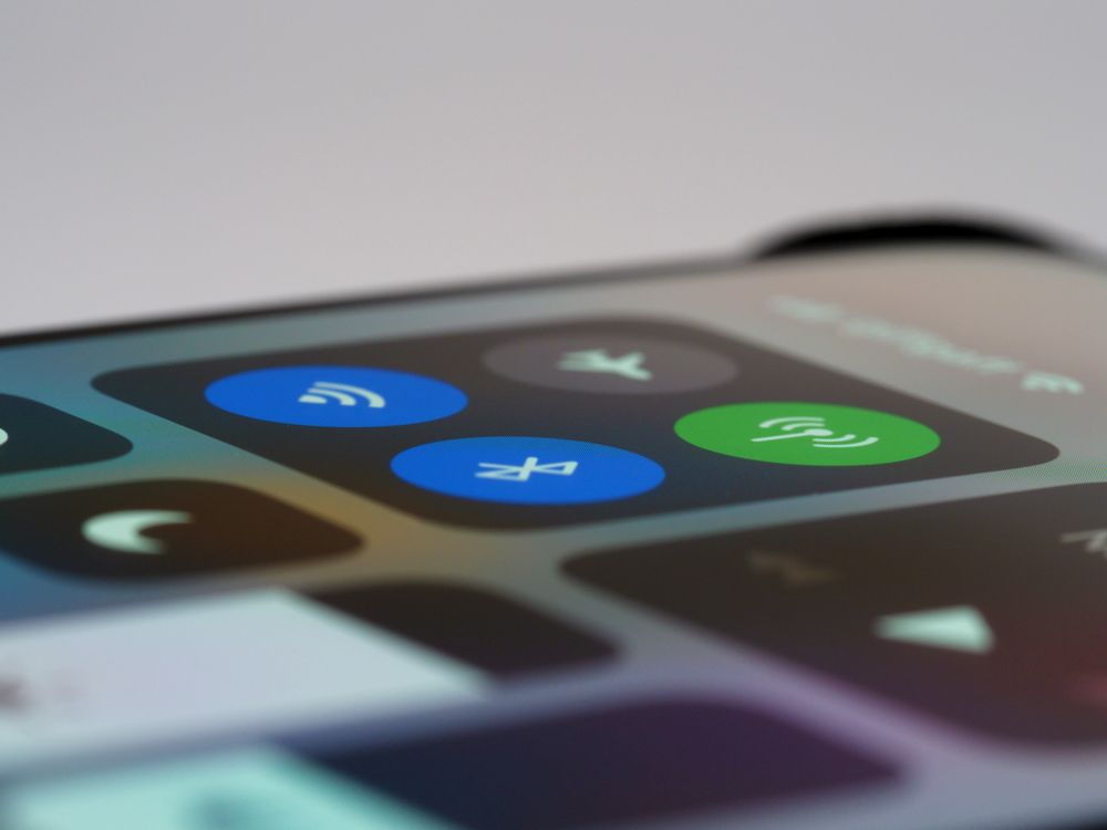Ekran pametnog telefona s ikonama bežičnih veza i Bluetooth kontrolama u control centru