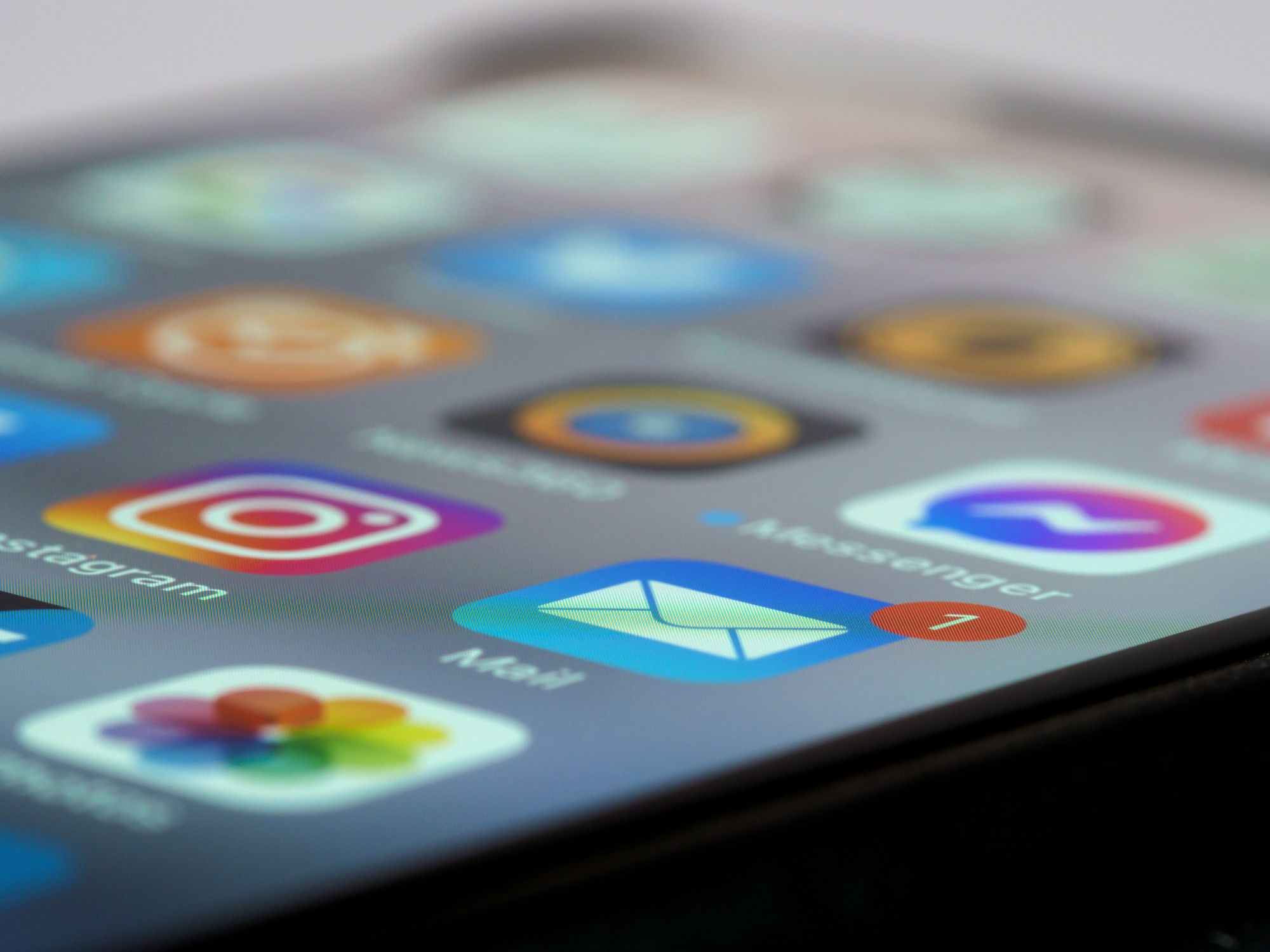 Créer une newsletter efficace pour son site : le guide de l'email marketing local (2026) 3 Notifications sur écran de smartphone, lecture mobile d'une newsletter d'entreprise à Saint-Nazaire