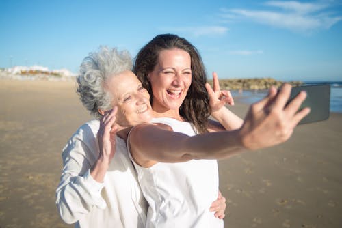 Mujer Tomando Selfie Con Su Padre