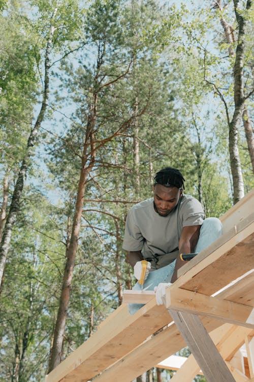 Ein Männlicher Zimmermann Auf Einer Holzkonstruktion