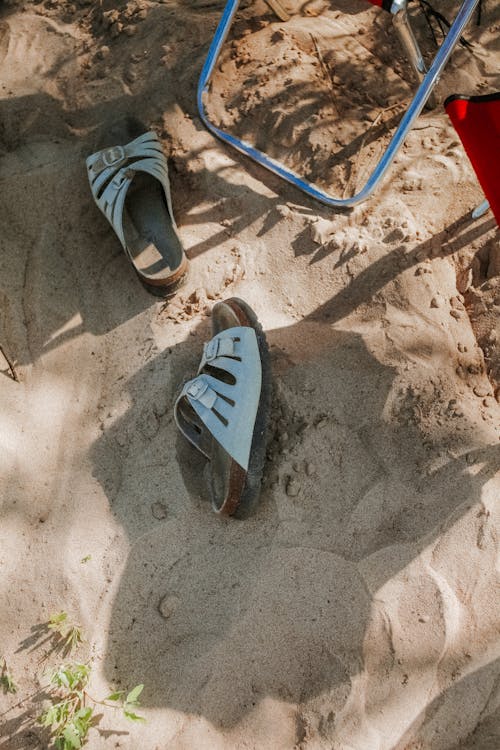 Kostnadsfri bild av högvinkelskott, sand, sandaler