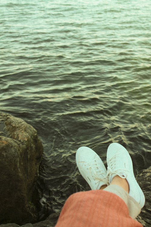 Základová fotografie zdarma na téma bílé tenisky, gumové boty, klidná voda