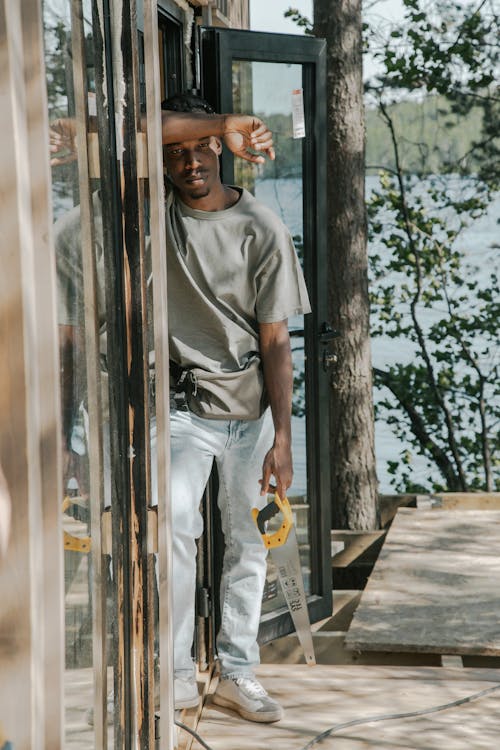 afrikalı amerikalı adam, ayakta, dikey atış içeren Ücretsiz stok fotoğraf