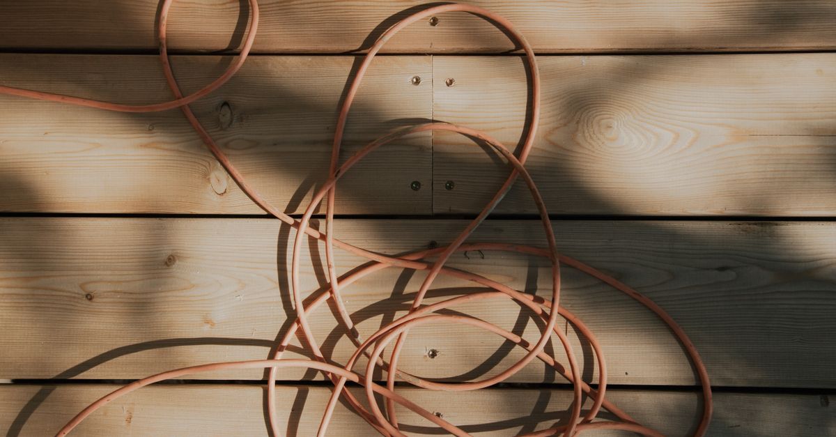 Why Your Garden Hose is Always Tangled and Kinking (And The Simple Solutions Most People Overlook)