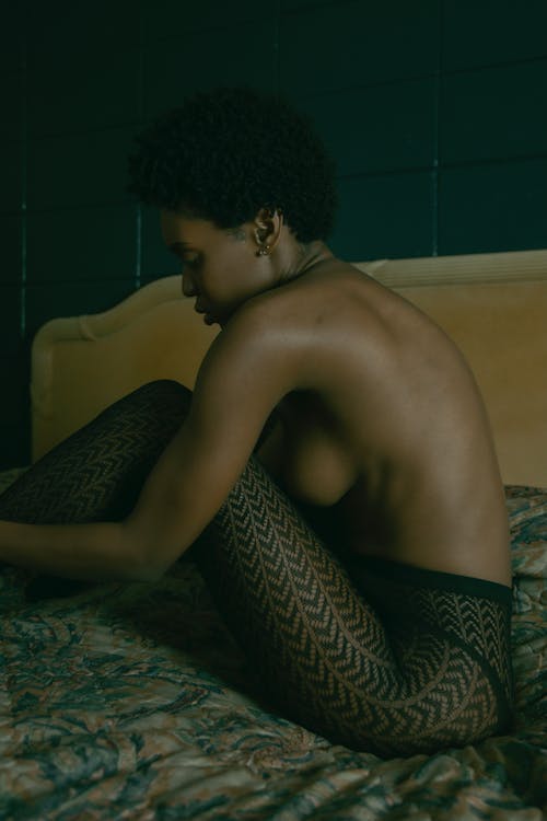 Безкоштовне стокове фото на тему «афро волосся, афро-американська жінка, без сорочки»
