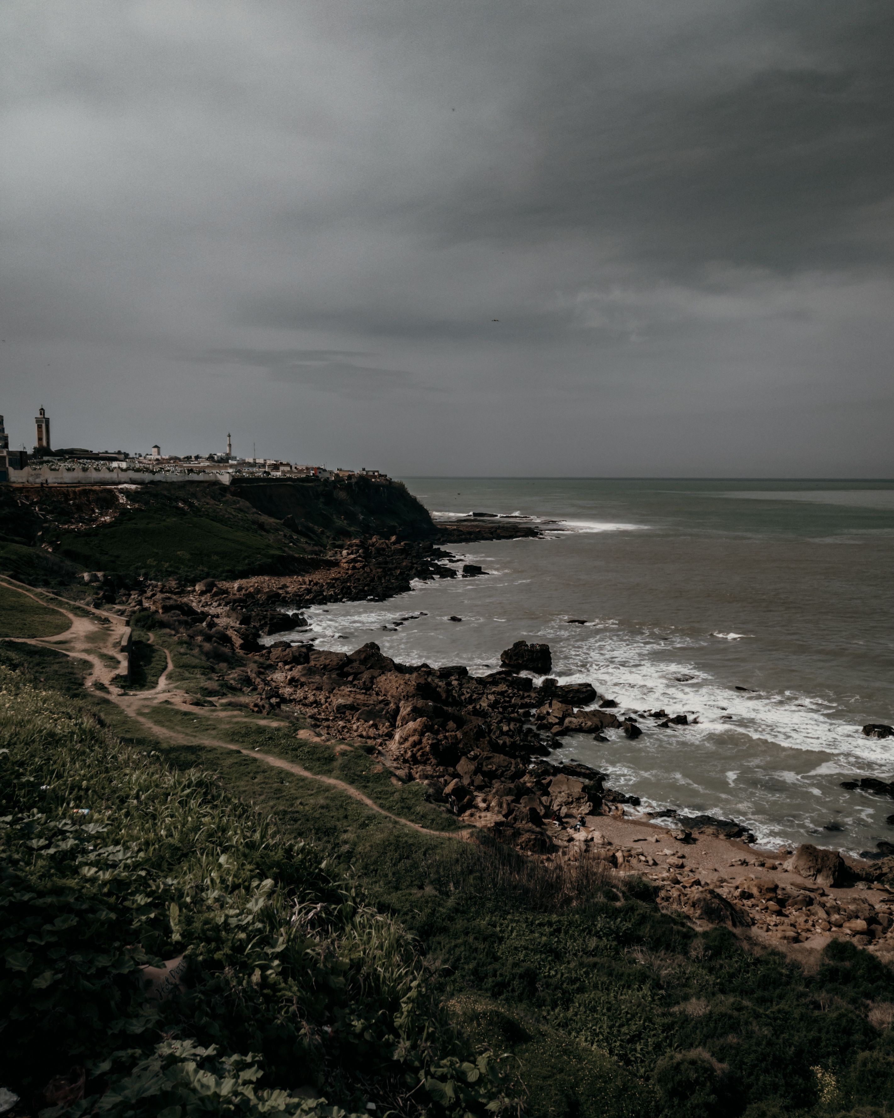 A Rocky Shore Under a Gloomy Sky · Free Stock Photo