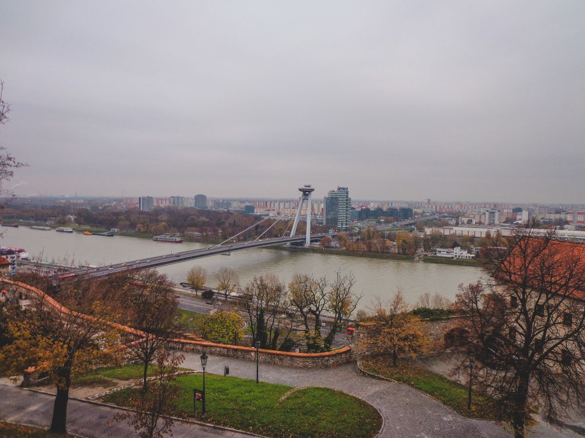 Unde te cazezi în Bratislava - vedere aeriană cu podul modern și Dunărea
