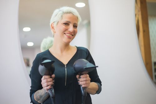 Portrait d'une coiffeuse du salon