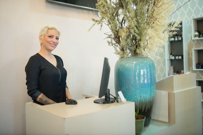 Accueil de salon avec ordinateur