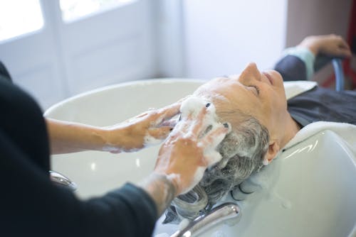 Безкоштовне стокове фото на тему «догляд за волоссям, клієнт, літня жінка»
