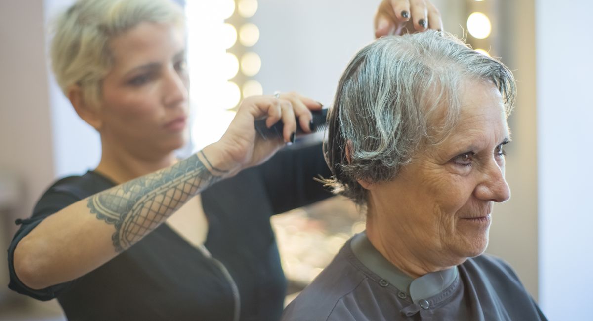 Illustration, rajeunissent coiffure coupe de cheveux femme 50 ans