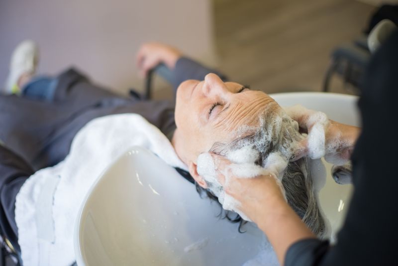 Shampooing femme cheveux bouclés salon