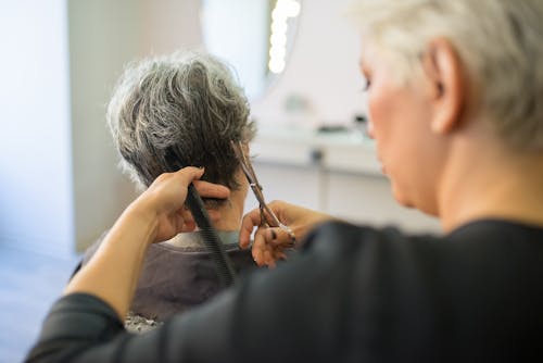 Foto profissional grátis de cabeleireiro, cliente, corte de cabelo