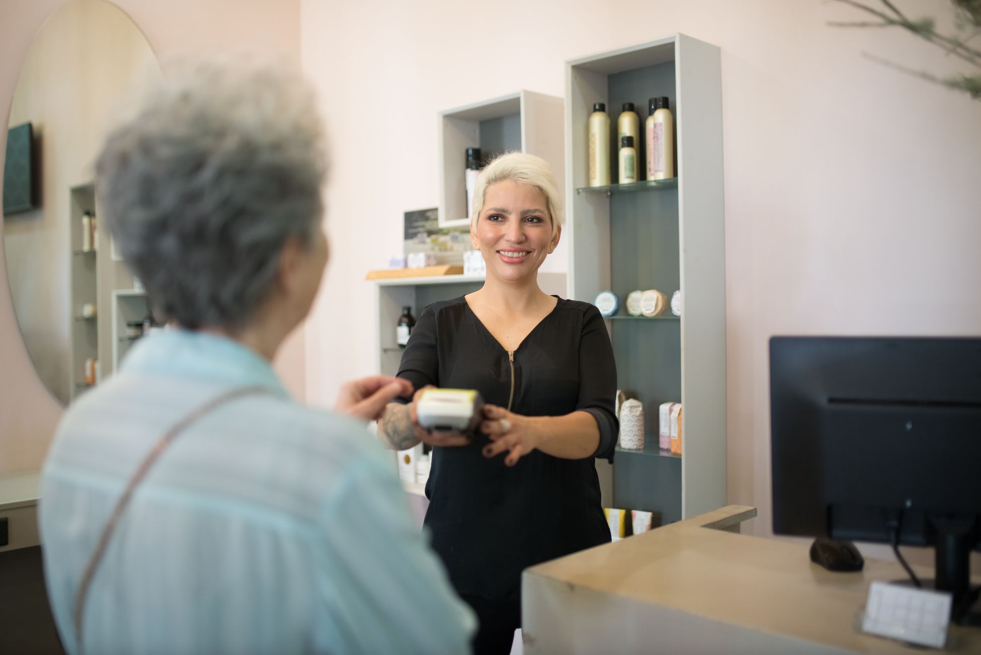 Vrouw stapt naar voren bij kassa in winkel