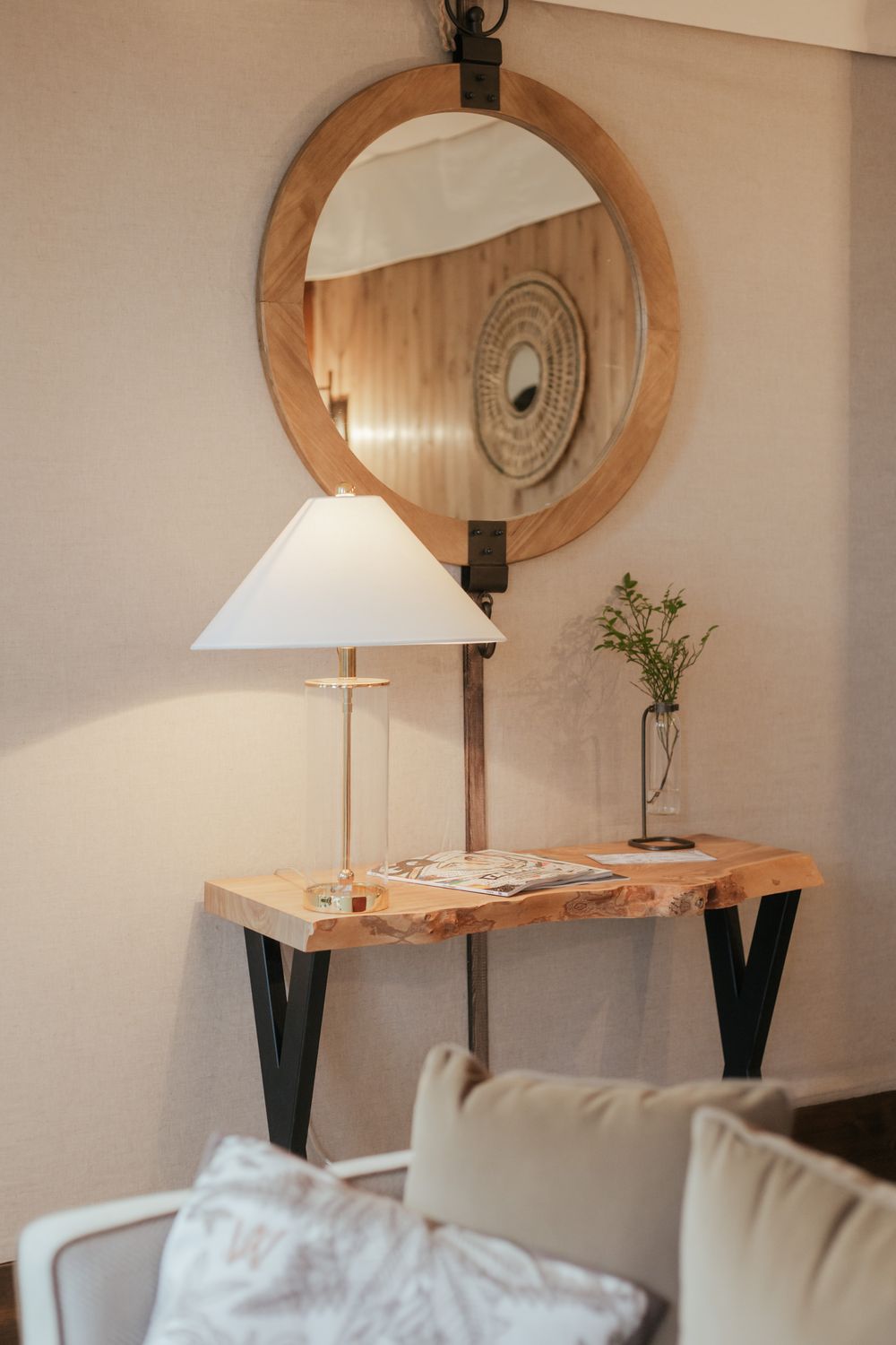 Lampe à poser installée sur un meuble devant un miroir