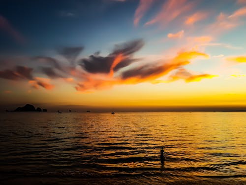 무료 골든 아워 동안 잔잔한 하늘 아래 수역 스톡 사진
